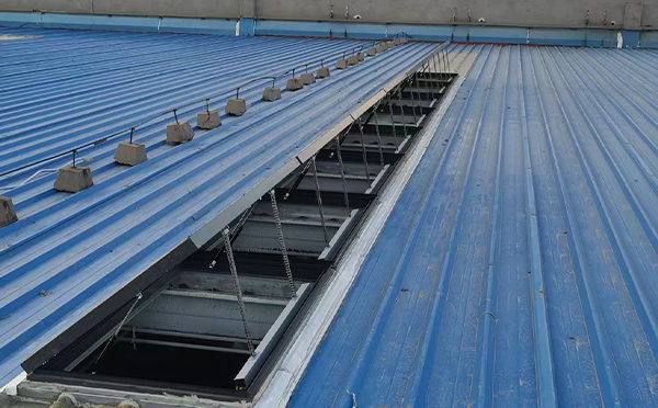 某城市大型商业综合体中庭景泰排烟窗工程